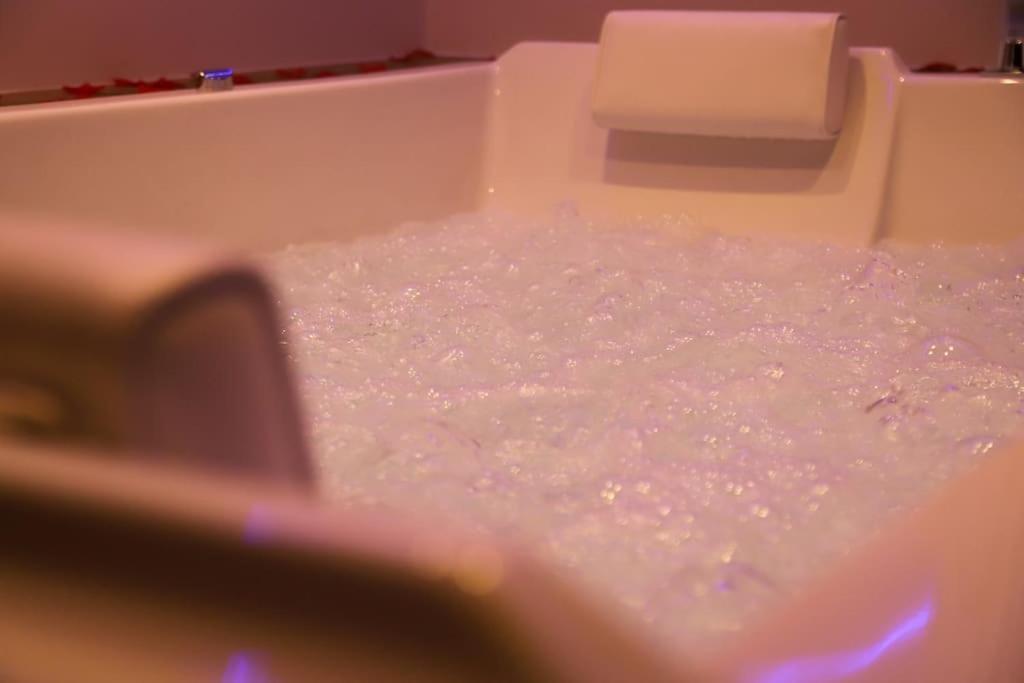 Love Room Unique - Sauna / Jacuzzi Charleville-Mézières المظهر الخارجي الصورة