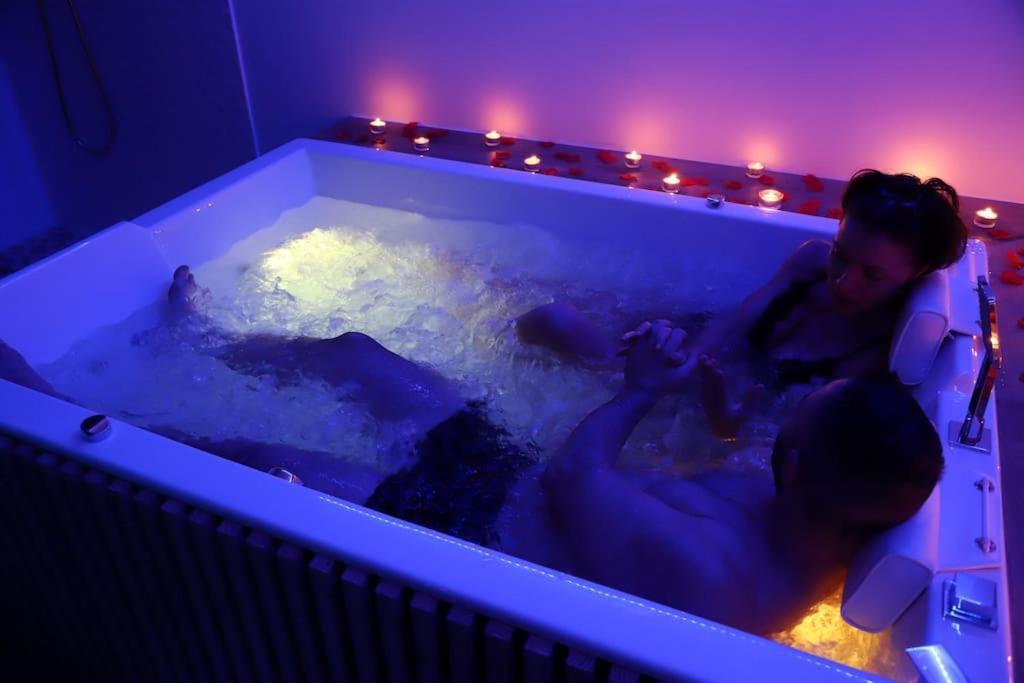 Love Room Unique - Sauna / Jacuzzi Charleville-Mézières المظهر الخارجي الصورة